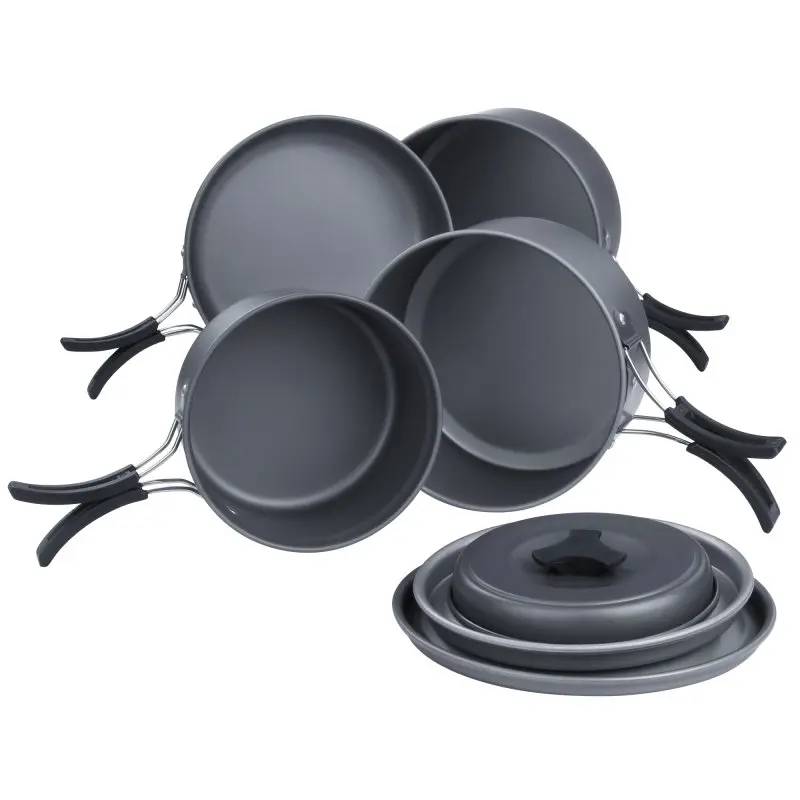 Set de cuisine camping your GEAR Ranger V, 7 pièces pour 4-5 personnes, comprenant trois casseroles avec poignées noires, une grande poêle et trois couvercles, en aluminium gris, empilés de façon compacte.