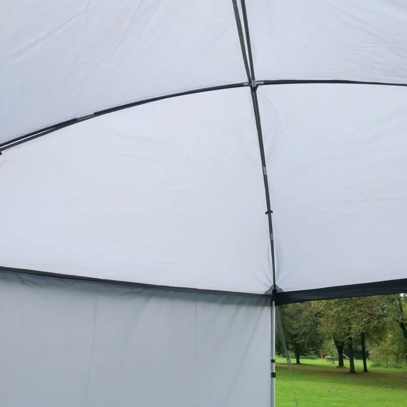 Vue intérieure du your GEAR Parasol, auvent pour camping-car 260 x 260 cm, armature en fibre de verre croisée, parois latérales, tissu gris clair, installé en extérieur sur une pelouse avec des arbres en arrière-plan.