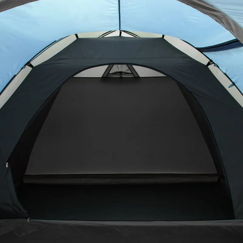 Blick ins your GEAR Tivano 5 Kuppelzelt für 5 Personen, zeigt den geräumigen Innenraum mit Stehhöhe, abgetrennter Schlafkabine, großem Eingang und Fenster, Zelt in Blau und Grau.