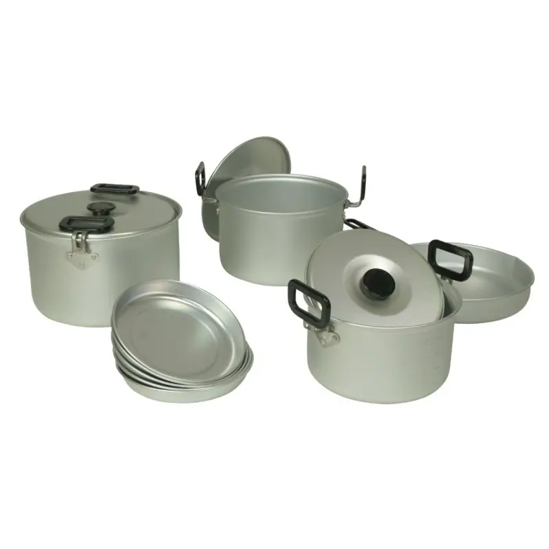Camping Kochset 10T Woodman V, bestehend aus drei silbernen Töpfen mit Deckeln, vier Tellern und einer Pfanne aus Aluminium, geeignet für 4-5 Personen, stapelbar und mit klappbaren Griffen.