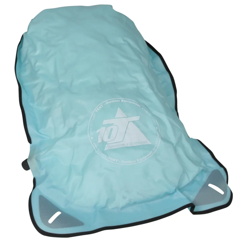 Sac étanche 10T Dry Bag WPC 15 litres bleu clair, avec logo 10T Outdoor Equipment, matériau imperméable, bords noirs renforcés, équipé d’un orifice de ventilation latéral pour la compression et d’œillets pour fixation.