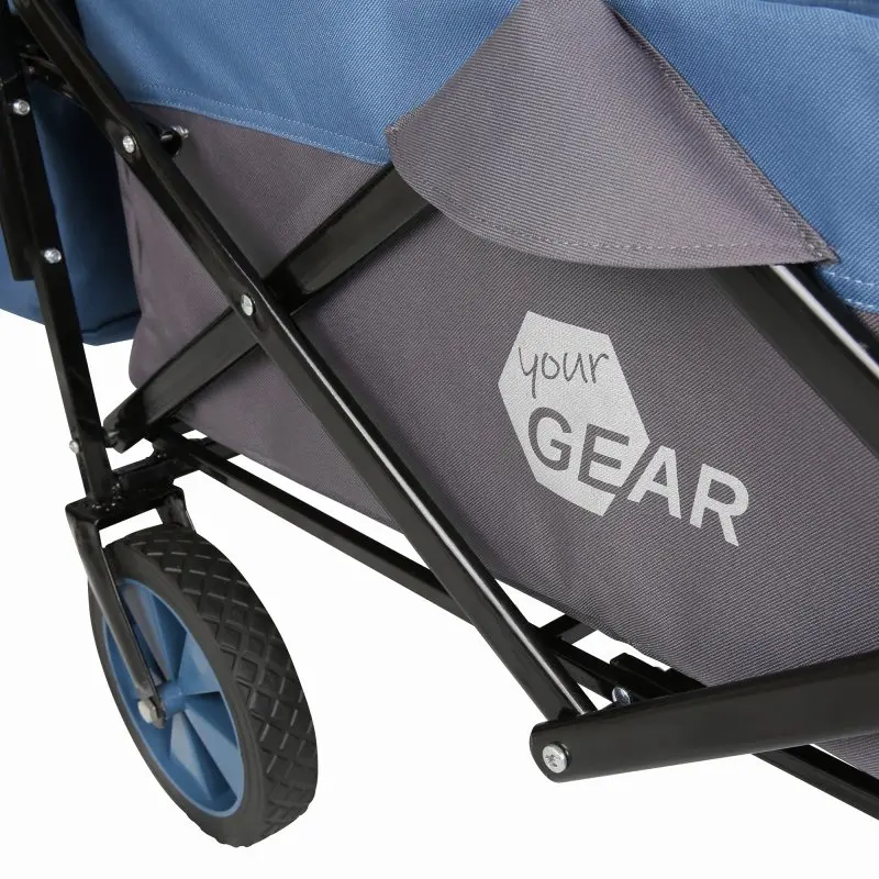 Detailansicht des your GEAR Trolley Cirrus XL Bollerwagens mit stabilem Stahlrahmen, blauen Vollgummireifen und grauer Stofftasche mit sichtbarem your GEAR Logo, geeignet für Outdoor und Camping.