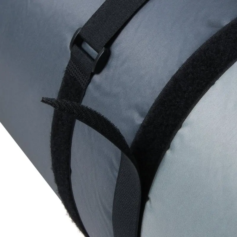 Detailansicht der your GEAR ISO 700 selbstaufblasbaren Isomatte, eingerollt und mit schwarzem Klettverschluss und Gurt fixiert, zeigt das wasserabweisende Material und die hochwertige Verarbeitung.