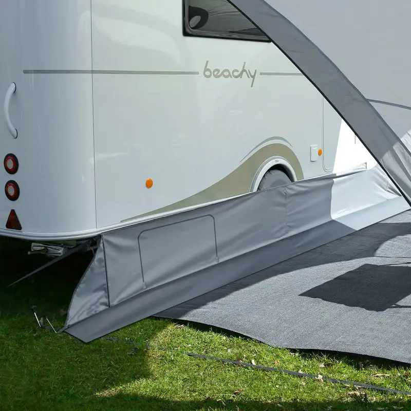 Graue your GEAR Bodenschürze Brela für Hobby Beachy 450 Wohnwagen, exakt an der Seitenpartie angebracht, mit Radabdeckung, schützt vor Wind und sorgt für Ordnung am Campingplatz.