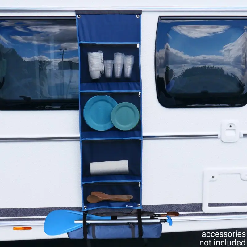 Organizer da caravan your GEAR Mesh, appeso a una parete di caravan, 140 x 45 cm, con 4 scomparti visibili in tessuto blu per stoviglie e accessori da campeggio. Accessori non inclusi.