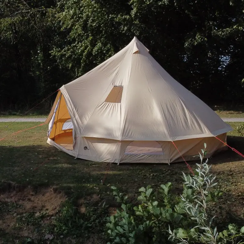 Zelt your GEAR Desert 8 Pro UV50+ aus beigem Baumwoll-Mischgewebe, Tipi-Form, große Fenster, runder Grundriss, abgesteckte Spannseile, geräumiger Eingang, ideal für Familien und Gruppen bis 8 Personen.