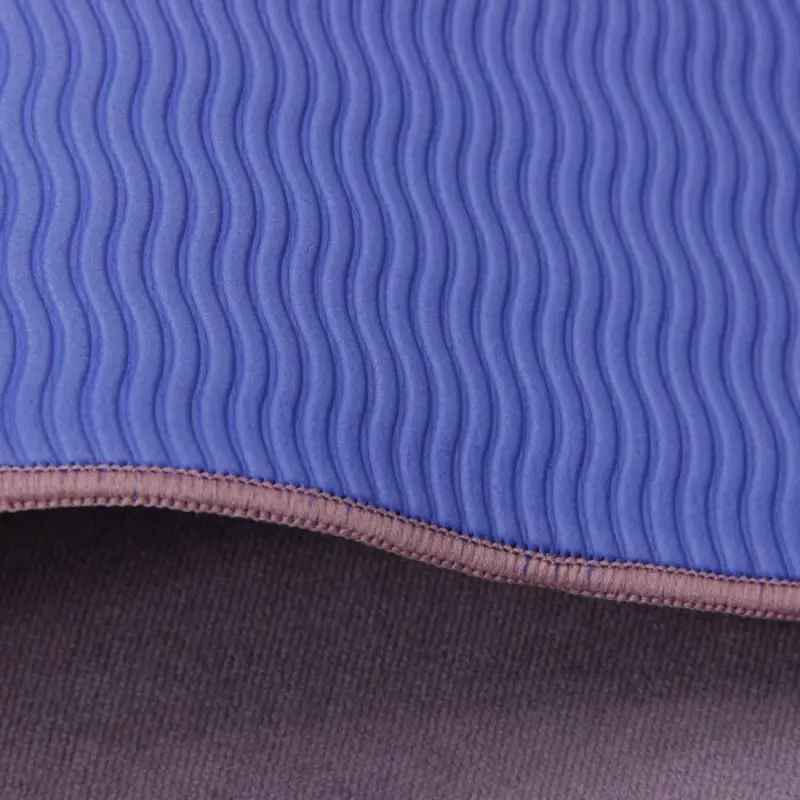 Dettaglio della superficie in microfibra antiscivolo della Carnegie Yoga Handtuch Matte 175x60, con trama ondulata blu e bordo rifinito, ideale per yoga, pilates e fitness.