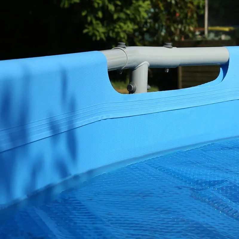 Solarplane yourGEAR SC-Ø-305, runde blaue Solarabdeckung aus 300 µm starker Noppenfolie, liegt auf einem Pool und dient als Solarfolie zur Erwärmung des Poolwassers durch Sonneneinstrahlung.