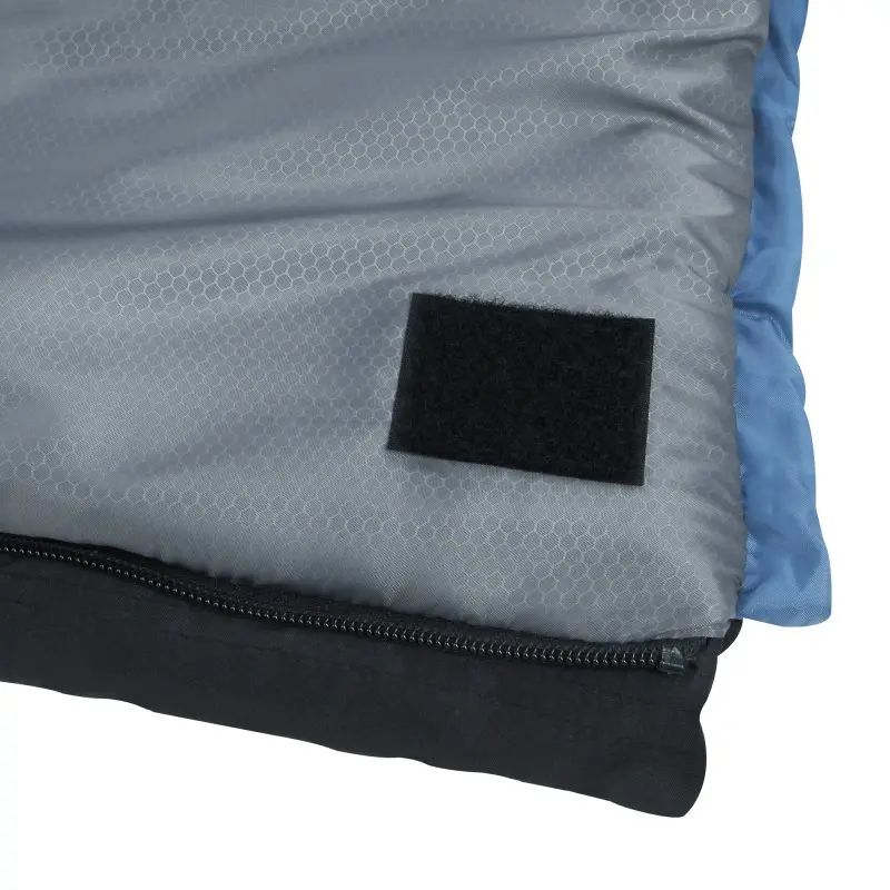 Gros plan sur le tissu gris et bleu du sac de couchage yourGEAR Ostria Duo, avec fermeture éclair noire et bande velcro visible, motif hexagonal, conçu pour deux personnes.