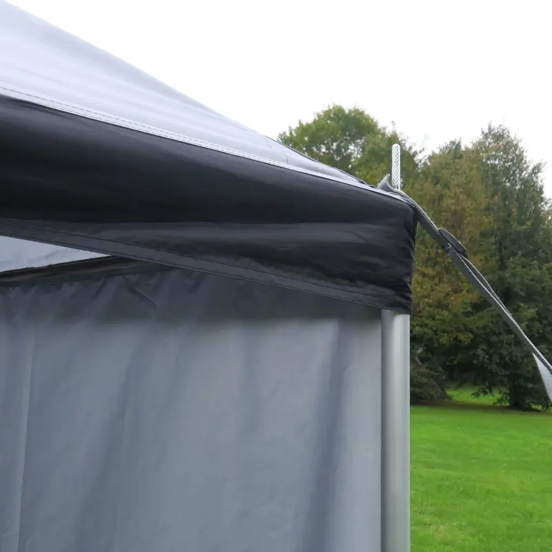Auvent your GEAR Parasol gris pour camping-car, structure avec piquets en aluminium, toile robuste 2,6 x 2,6 m, paroi latérale visible, idéal pour vans et camping sur herbe verte.
