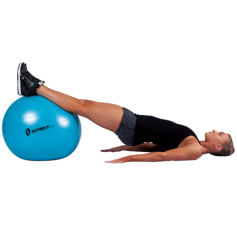 Femme effectuant un exercice avec un ballon de gymnastique Spirit TCR bleu de 55 cm, idéal pour fitness, yoga et renforcement musculaire, jambes posées sur le ballon. Ballon robuste inclus pompe.