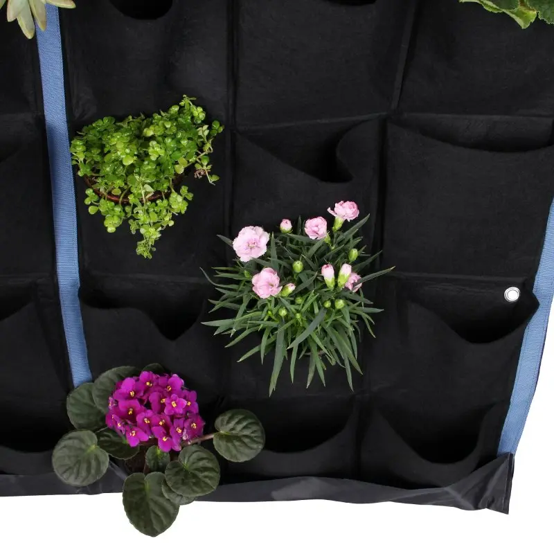 Schwarze yourGEAR Growbag Pflanzwand mit 36 Taschen aus Vliesstoff, bepflanzt mit verschiedenen Blumen und Kräutern, zur vertikalen Wandbepflanzung für Garten oder Balkon, wiederverwendbar und leicht.