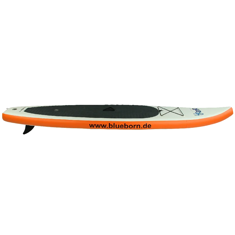 Planche de stand up paddle gonflable vue de côté, avec bord orange, surface noire antidérapante et adresse web "www.blueborn.de" inscrite sur le côté.