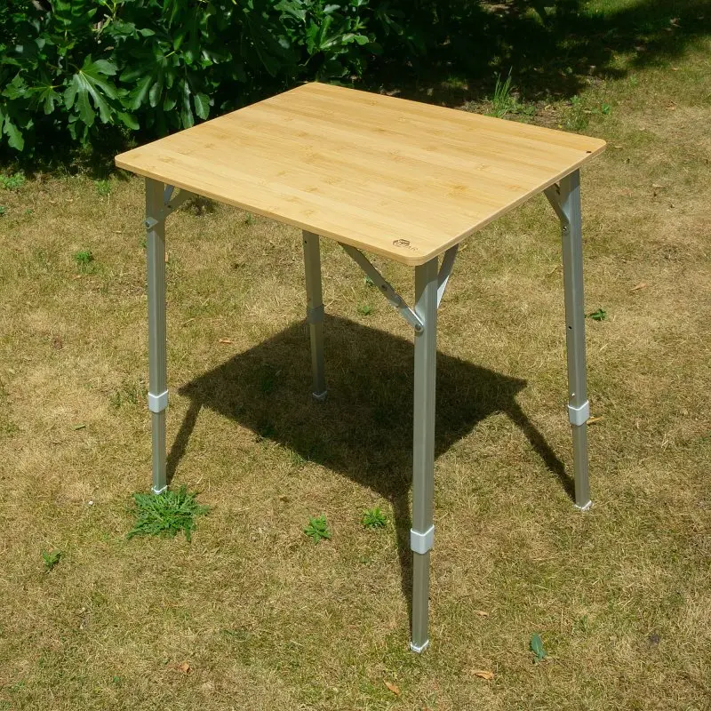 Bambus Campingtisch your GEAR Portofino M für 2 Personen, quadratische Bambus-Tischplatte, höhenverstellbare silberne Teleskopbeine, stabiler Klapptisch, Outdoor geeignet, auf Rasen stehend.