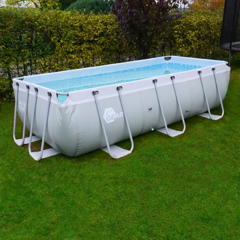 Piscina rettangolare your GEAR 4x2x1m con struttura in acciaio, liner in vinile grigio chiaro e bianco, montata su prato in giardino, ideale per famiglie.