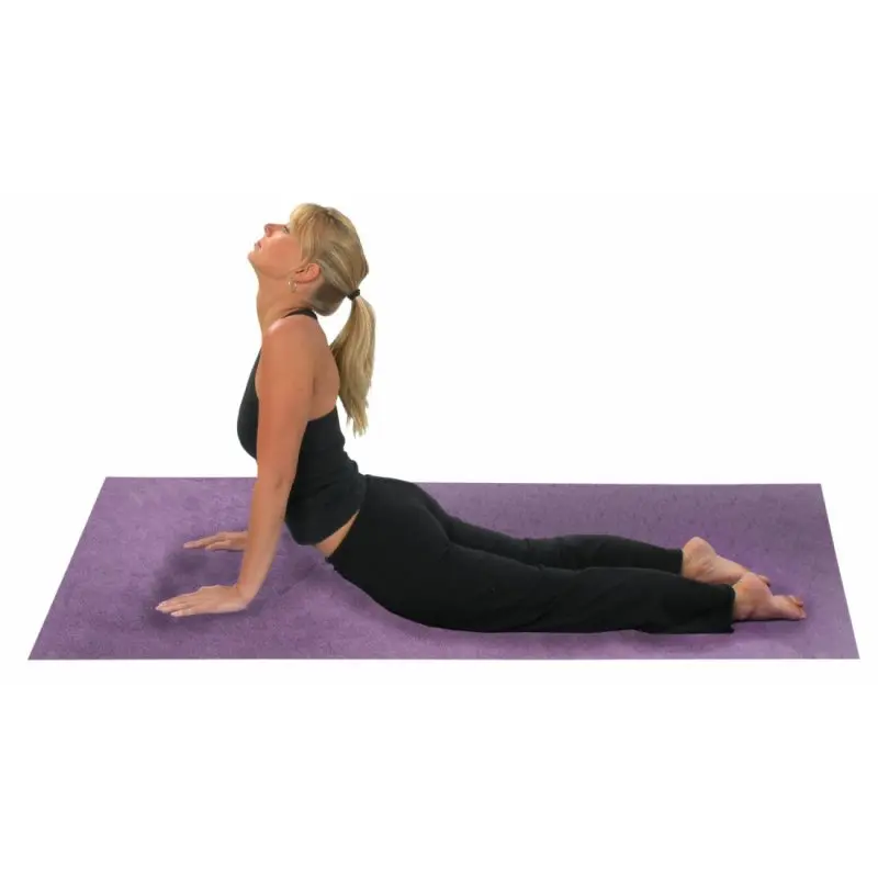 Donna fa yoga su Carnegie Yoga Handtuch Matte 175x60 cm viola con superficie in microfibra antiscivolo; ideale per esercizi fitness, pilates e stretching, adatta a principianti e avanzati.