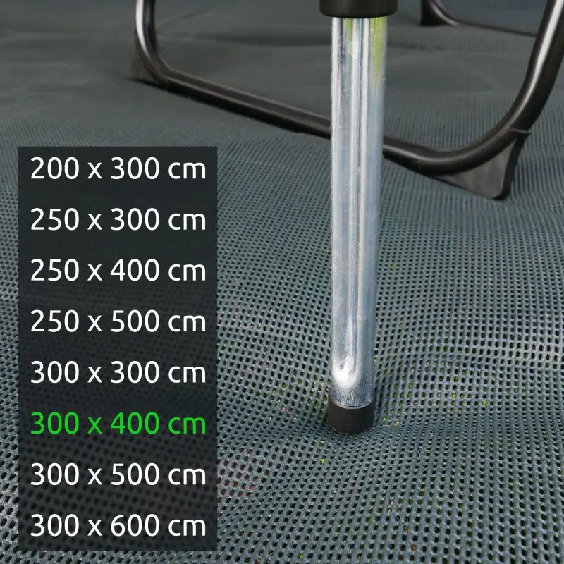 Vorzeltteppich your GEAR Outdoor Soft Carpet 300 x 400 cm, grau, offenporiges Gewebe, luft- und wasserdurchlässig, weiche Schaumbeschichtung, Größenübersicht links im Bild, stabiler Standfuß auf Teppich.