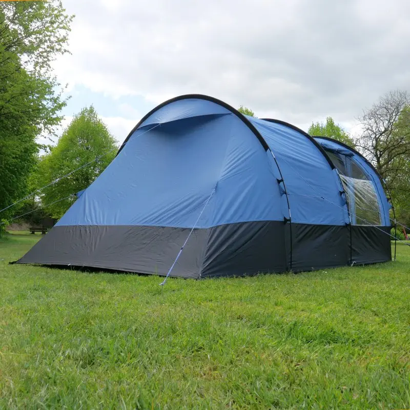 Tente tunnel familiale your GEAR Mistral 4 personnes, bleu avec fenêtres transparentes, grande cabine de couchage, ventilation arrière, protection UV 50+, imperméabilité 3000 mm, installée sur pelouse.