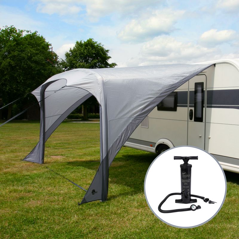 Auvent gonflable gris your GEAR Caravan Amalfi Air fixé sur un camping‑car, toile UV50+, arceaux pneumatiques, coutures visibles et piquets avec haubans, vue latérale sur l'entrée et pompe double action incluse.