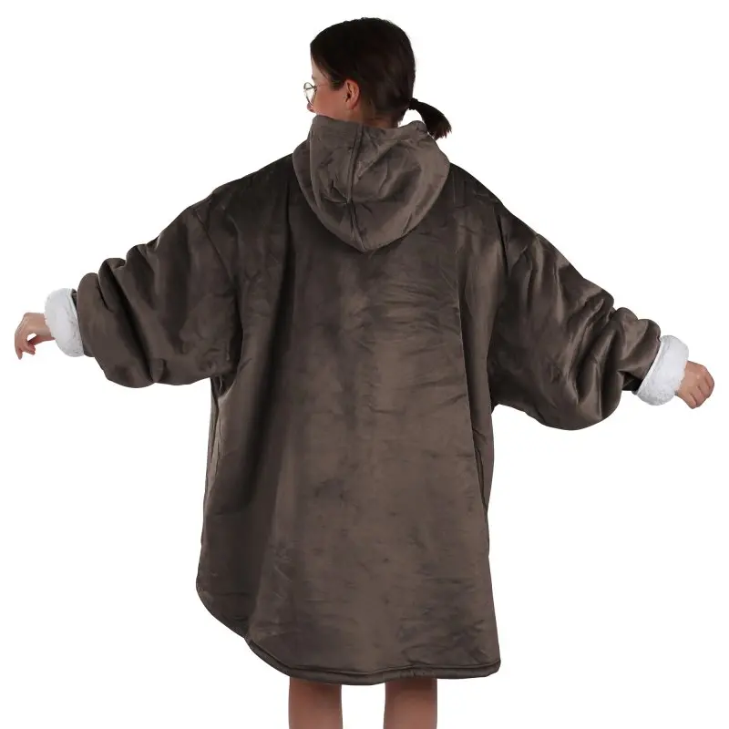 Persona con indosso la yourGEAR Davos Sherpa Hoodie Decke XXL in marrone, con materiale esterno in velluto, interno in sherpa bianco, maniche ampie, cappuccio grande e vestibilità unisex oversize.