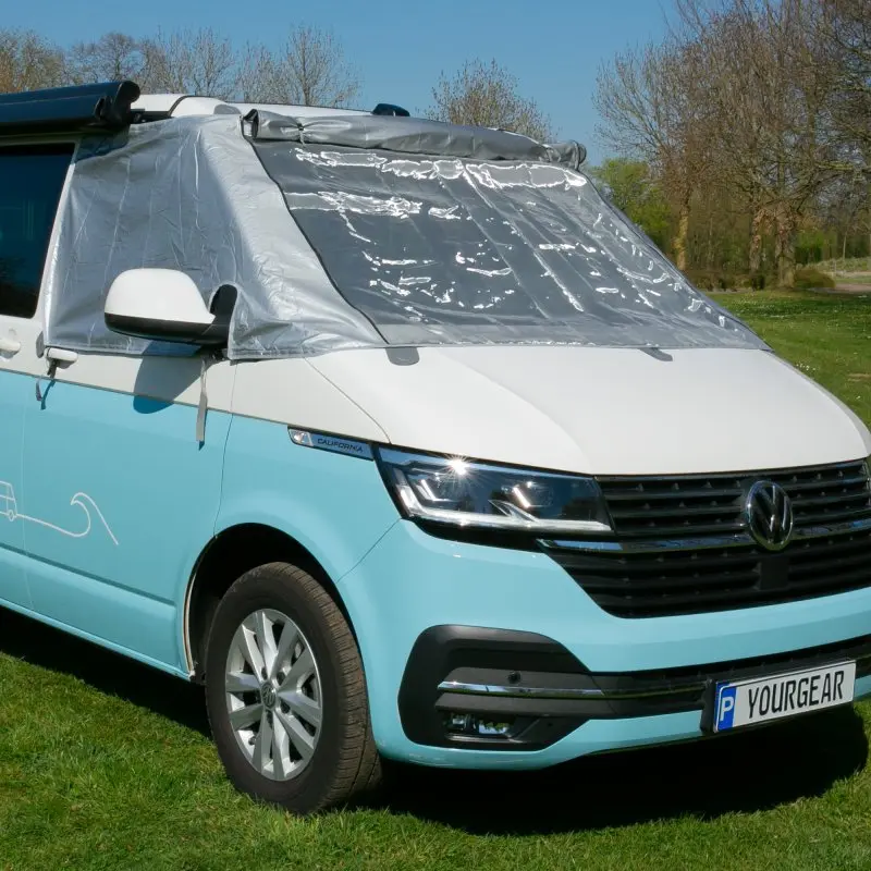 Sonnenschutzmatte your GEAR Sanremo Plus am VW T6 angebracht, silberne Abdeckung mit Sichtfenster, schützt vor Sonne und Hitze, passend für Transporter, Multivan, Caravelle und California, Outdoor-Einsatz.