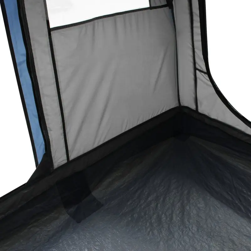 Vue intérieure de la tente tunnel familiale yourGEAR Bora 4, montrant le sol imperméable cousu et les parois latérales droites, idéale pour 4 personnes, hauteur confortable et fenêtres lumineuses.