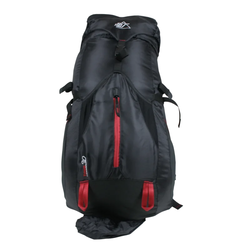 Mochila 10T Towa 30L negra con detalles rojos, compartimento frontal con cremallera, correas ajustables y sistema de protección contra lluvia; ideal para senderismo y trekking, compatible con sistema de hidratación.