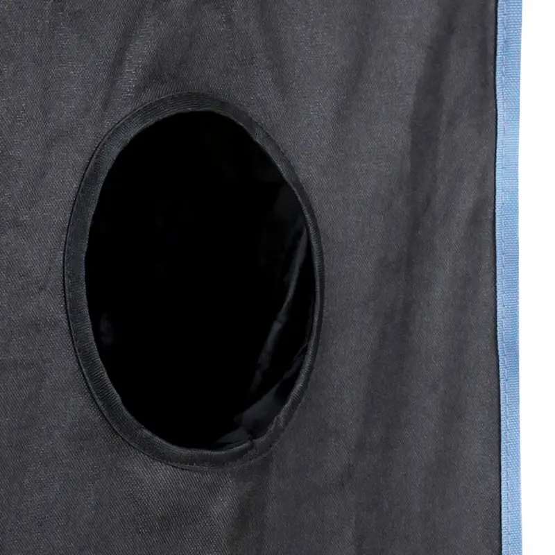 Ausschnitt des yourGEAR Growzelt Plantsville, zeigt eine runde Öffnung im schwarzen Zeltstoff mit blauer Naht, geeignet für Belüftung oder Kabeldurchführung bei Indoor Pflanzenzucht, Größe 40x40x120 cm.