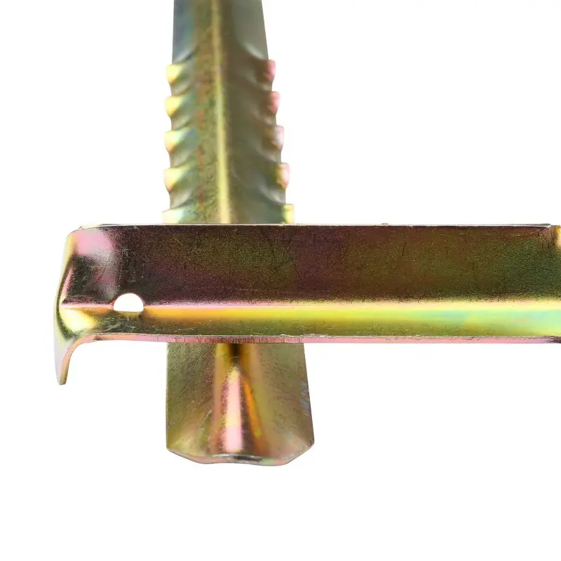 Zelthering your GEAR VX 400 aus Stahl, V-Profil mit Widerhaken, goldfarben, robuste Ausführung, Detailansicht der Spitze und Haken, ideal zur Sicherung von Zelten bei Wind und weichem Boden.