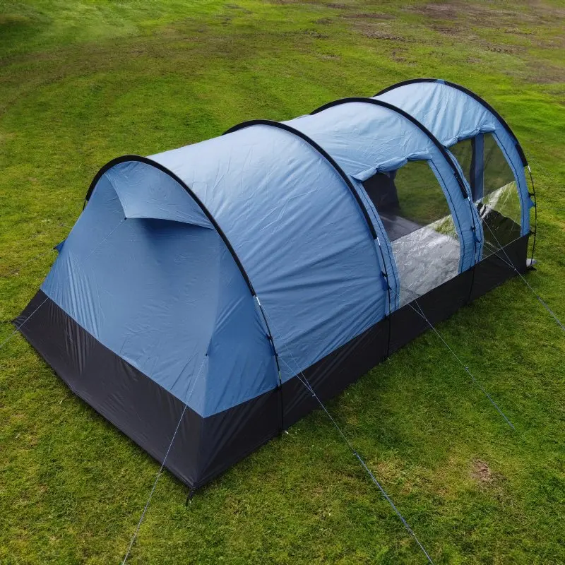 Tente tunnel familiale your GEAR Mistral 5 personnes, bleu et noir, grandes fenêtres transparentes, structure spacieuse, montage avec arceaux, sur pelouse verte, adaptée au camping, protection UV 50+ et imperméable 3000 mm.