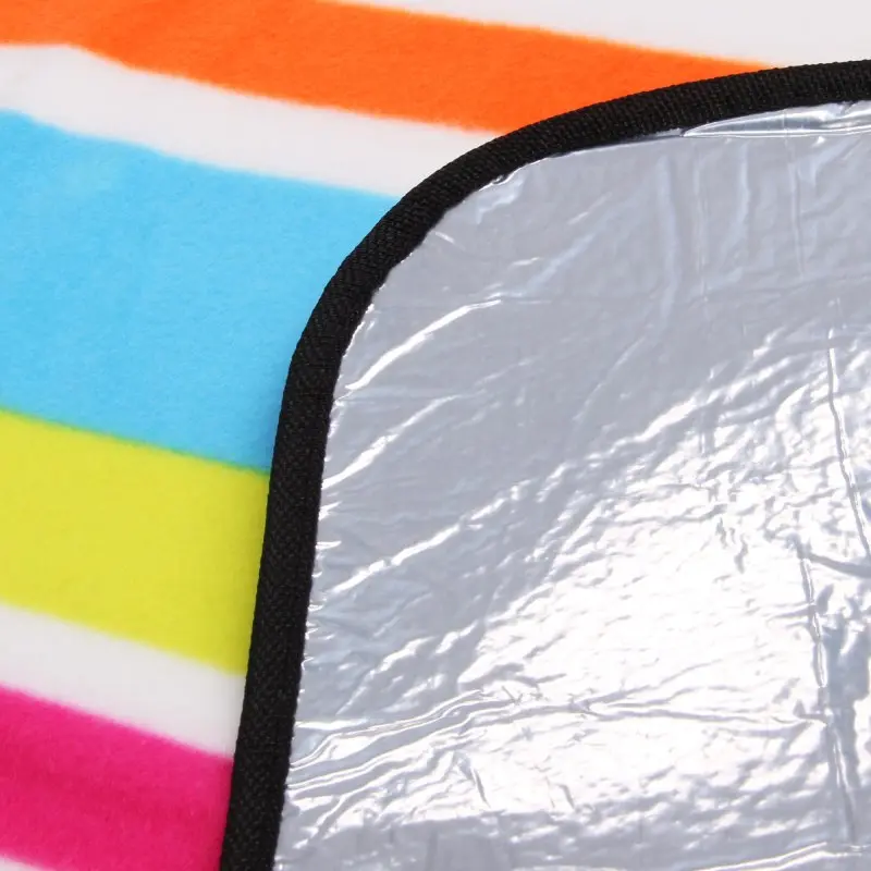 Manta de picnic yourGEAR Stripe XL 200x200cm con superficie de forro polar a rayas de colores y parte inferior plateada impermeable e aislante, ideal para camping, playa o exteriores.