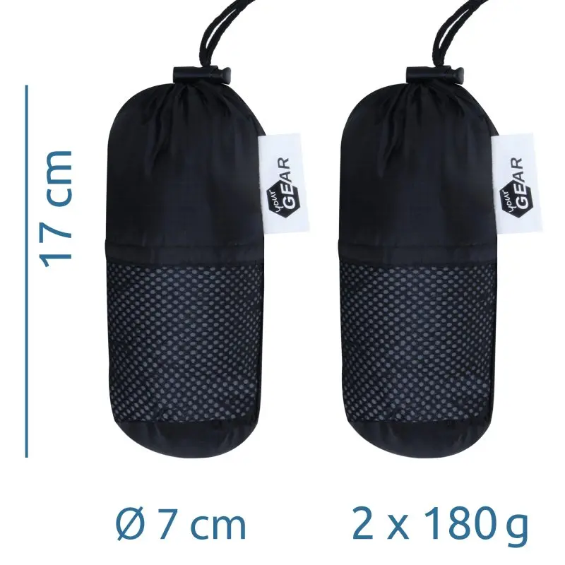 Zwei your GEAR Mat Cover & Coupler Spannbettlaken in schwarzen Mesh-Beuteln, Maße 17 cm hoch, 7 cm Durchmesser, Gewicht je 180 g, ideal für Isomatten, Luftbetten und Luftmatratzen.