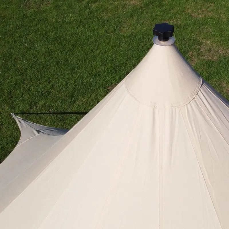 Toit du pavillon your GEAR Sonora en forme de tipi, diamètre 10 m, en tissu coton mélangé beige, avec mât central robuste et fixation visible, installé sur pelouse verte.