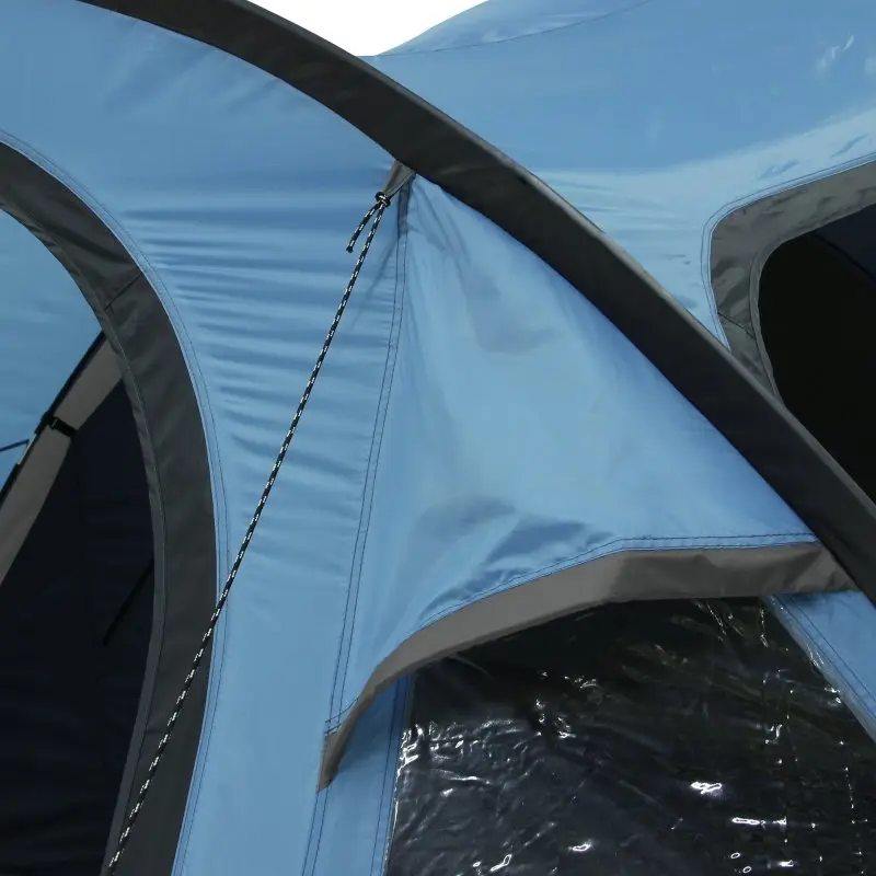 Détail du your GEAR Tivano 5, tente dôme bleue et grise pour 5 personnes, avec fenêtre latérale et double-toit imperméable, coutures renforcées et entrée latérale visible. Idéal pour le camping familial.