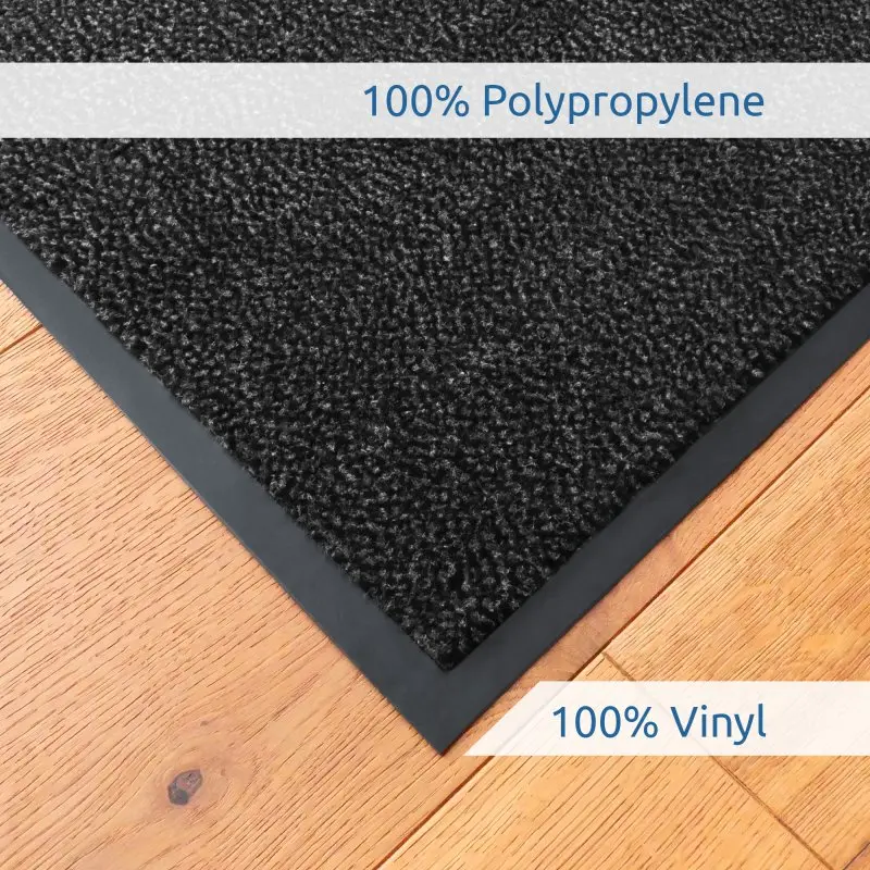 Schmutzfangmatte yourGEAR 60x45cm, schwarze Oberfläche aus 100% Polypropylen, rutschfeste Vinylkante, rechteckig, liegt auf hellem Holzfußboden, geeignet für innen und außen, robuste und waschbare Ausführung.