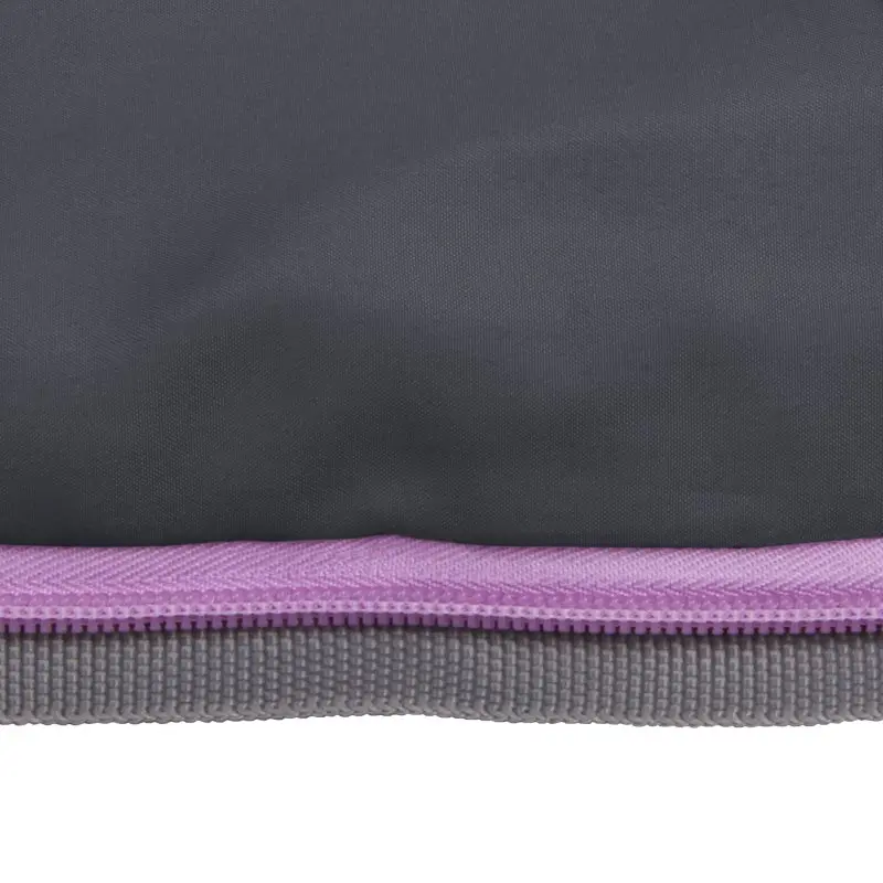 Gros plan sur la fermeture éclair rose d’un sac de couchage pour enfants yourGEAR Horse, tissu extérieur gris, détails visibles de la texture douce et épaisse, conçu pour le confort et la chaleur.