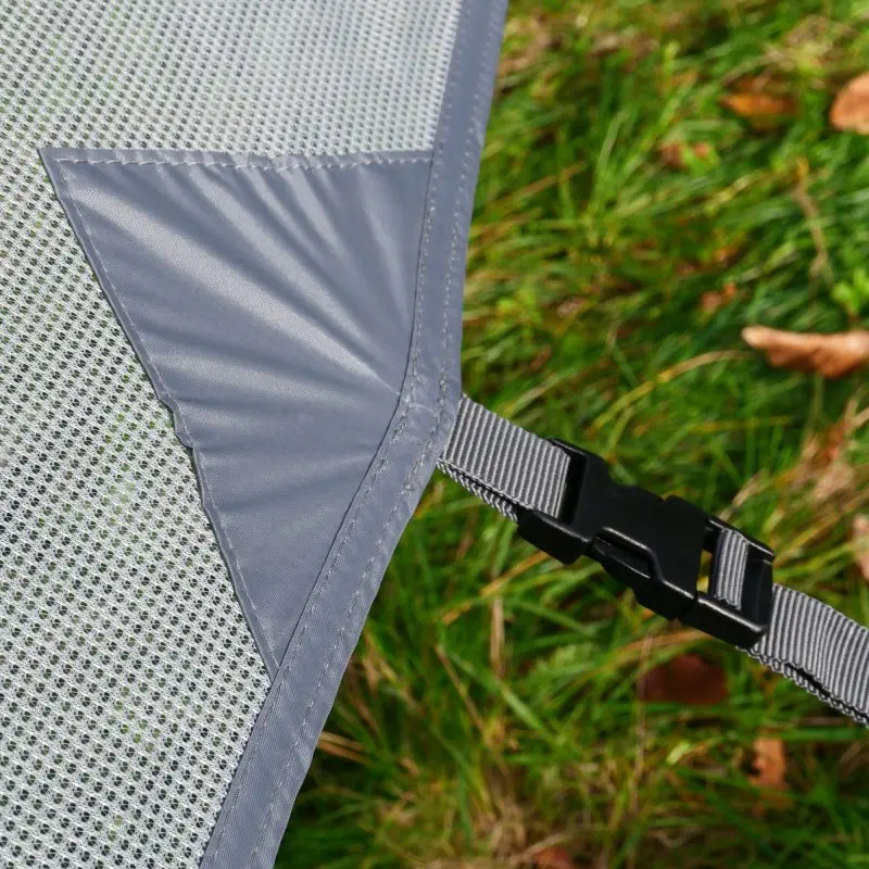 Primer plano de la pared frontal your GEAR Capri Sun Blocker para toldo, mostrando tejido transpirable gris, refuerzo triangular y correa ajustable con cierre de clip, ideal como protección solar para camping.