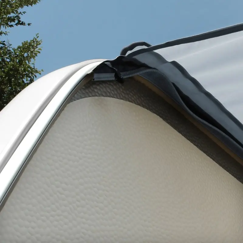 Auvent your GEAR gris pour caravane, dimensions 4,5 x 2,4 m, fixé à un camping-car. Tissu résistant avec protection UV 50+, monté sur structure aluminium, protection contre soleil et pluie.