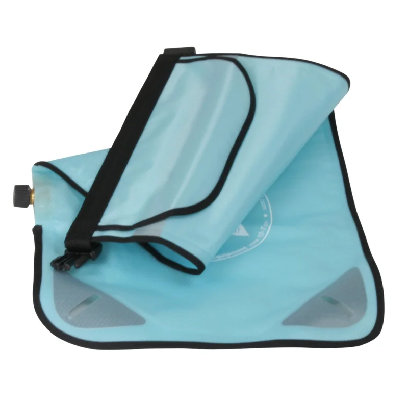 Bolsa estanca 10T Dry Bag WPC de 5 litros en color azul claro, con costuras selladas, válvula lateral para compresión y cierre enrollable negro, ideal para mantener objetos secos en actividades al aire libre.
