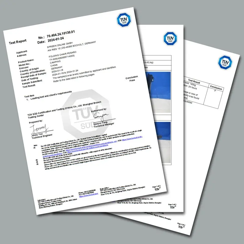 Tre certificati TÜV in evidenza su sfondo grigio per il your GEAR Campingstuhl Pesaro, che attestano la portata testata fino a 160 kg e la conformità agli standard di sicurezza.