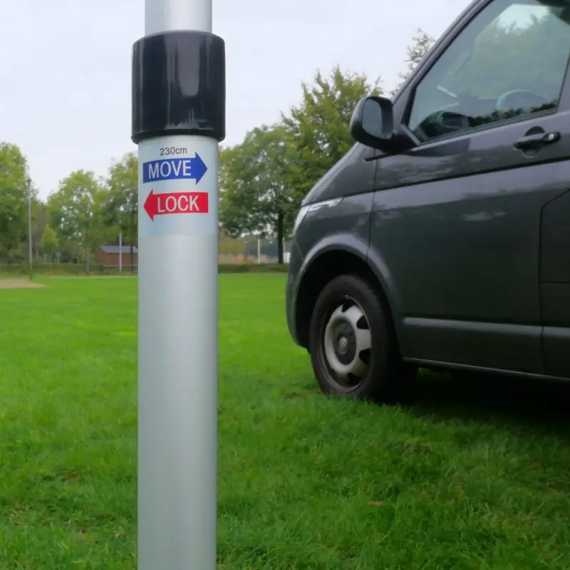 Pied télescopique en aluminium du auvent your GEAR Parasol, avec indication MOVE/LOCK, positionné devant un van gris sur une pelouse verte, adapté aux camping-cars et bus VW.