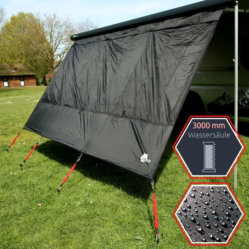 Panneau avant de store your GEAR Phoenix 240x200 cm en Silver-Black-Mesh noir, fixé par sangles rouges et piquets, tissu imperméable 3000 mm colonne d’eau visible, protection contre vent, pluie et vis-à-vis pour auvent de camping.