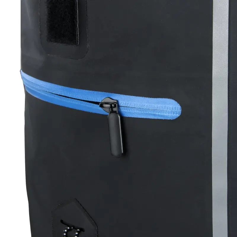 Détail de la sacoche vélo yourGEAR Arco 19 L : tissu noir imperméable, grande fermeture éclair bleue étanche, bande réfléchissante grise, idéale comme sac à dos, sacoche latérale ou sac pour ordinateur portable.