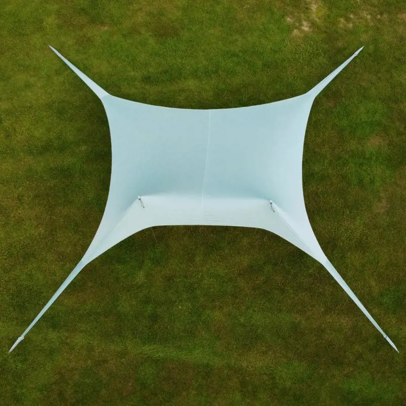Abri de plage XXL your GEAR Cameo 3x3 m en lycra bleu clair, monté sur pelouse, forme carrée avec quatre coins tendus, protection solaire UV 50+, idéal pour plage, pique-nique et camping.