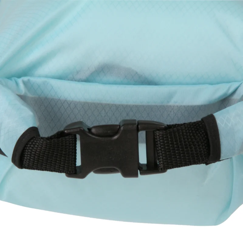 Bolsa estanca 10T Dry Bag WPC de 5 litros, color azul claro, con cierre enrollable y hebilla de plástico negra, costuras selladas y tejido impermeable ideal para actividades al aire libre y deportes acuáticos.