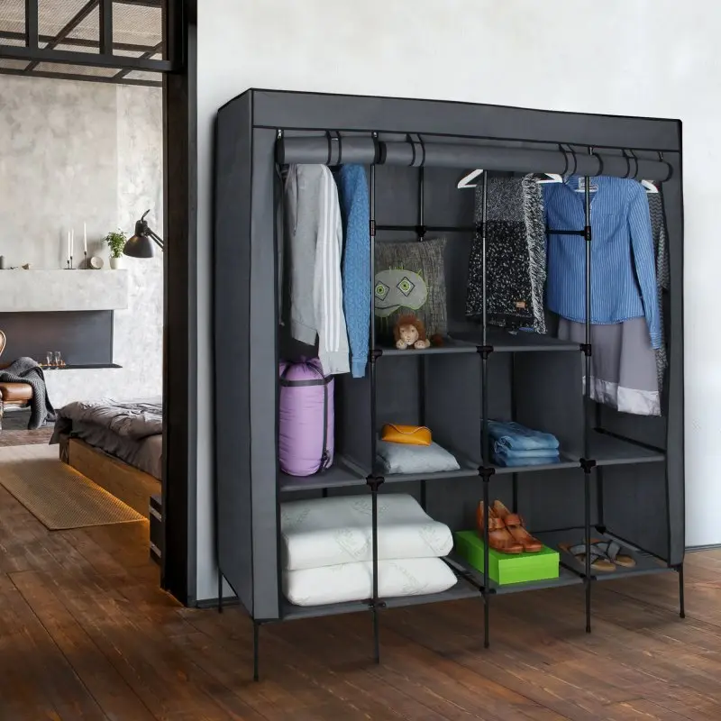 yourGEAR Kleiderschrank Grado 167x45x175cm in Schwarz-Grau, mit Stoffüberzug, 4 Kleiderstangen und 10 Ablagen, befüllt mit Kleidung, Decken, Schuhen und Accessoires, steht in modernem Schlafzimmer.