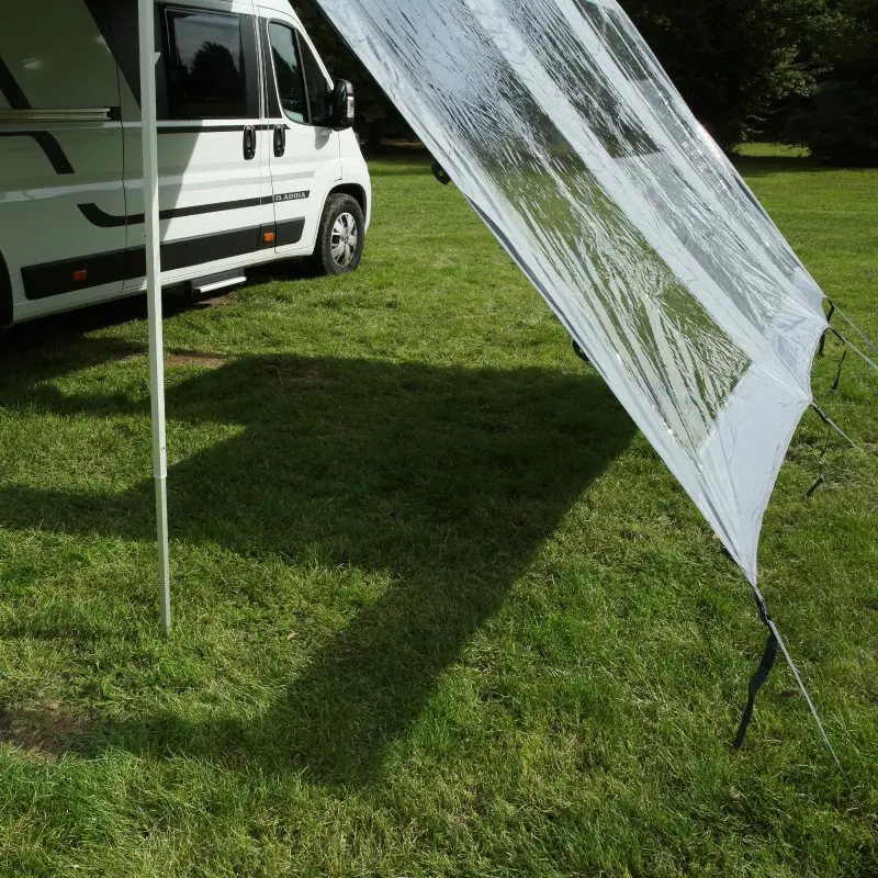 Vorderwand your GEAR Panorama Wall 4,3 x 2 m, transparent mit Rahmen, an Kastenwagen-Markise montiert. Schützt vor Sonne, Wind und Regen, ideal für Camping mit Wohnmobil oder Wohnwagen.