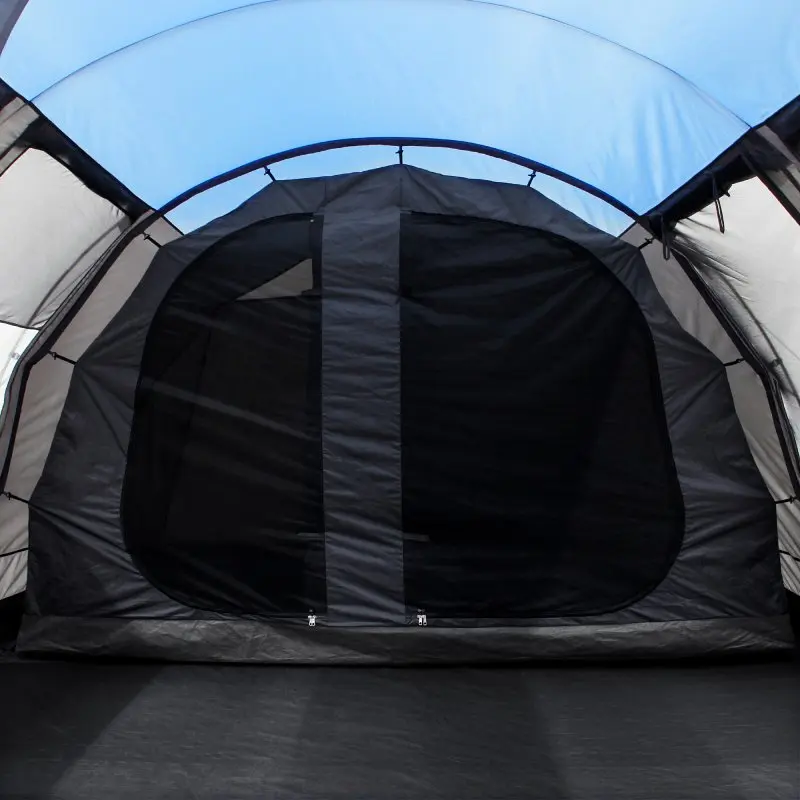 Vue intérieure du your GEAR Bora 5, tente tunnel familiale pour 5 personnes, avec grande cabine noire, moustiquaire intégrée, hauteur confortable et sol étanche, idéale pour le camping en famille.