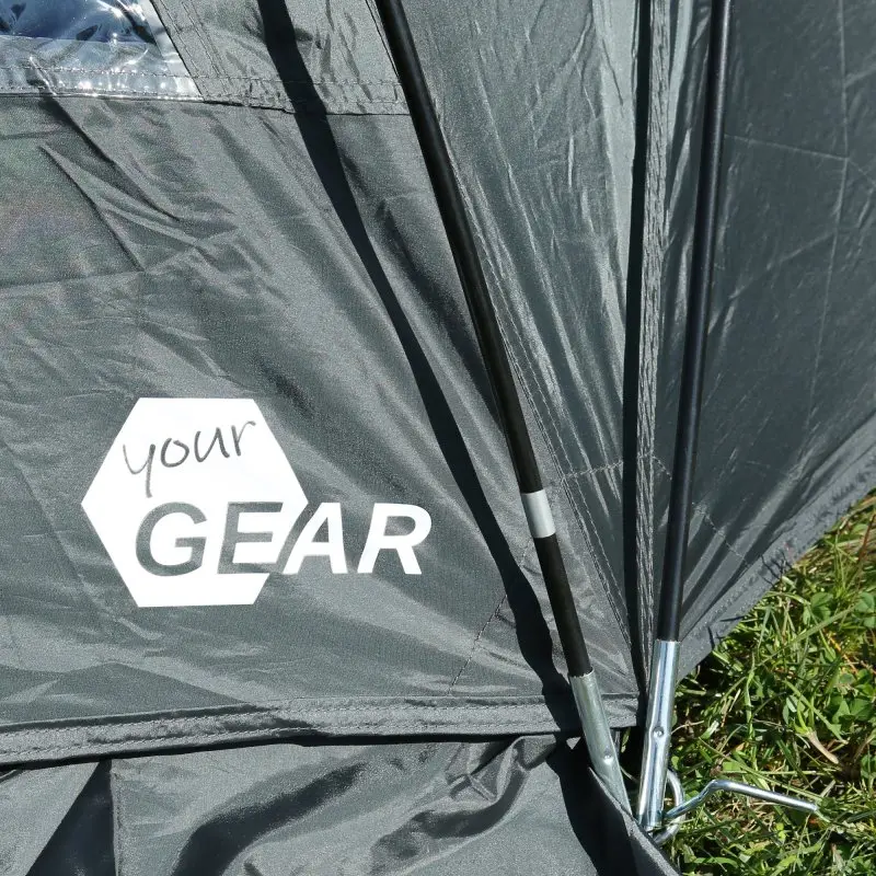 Détail du your GEAR Monza, tente dôme 4 personnes, tissu gris, fenêtre transparente, arceaux extérieurs robustes, logo your GEAR visible, adaptée camping, imperméable 3000 mm, protection UV50+.