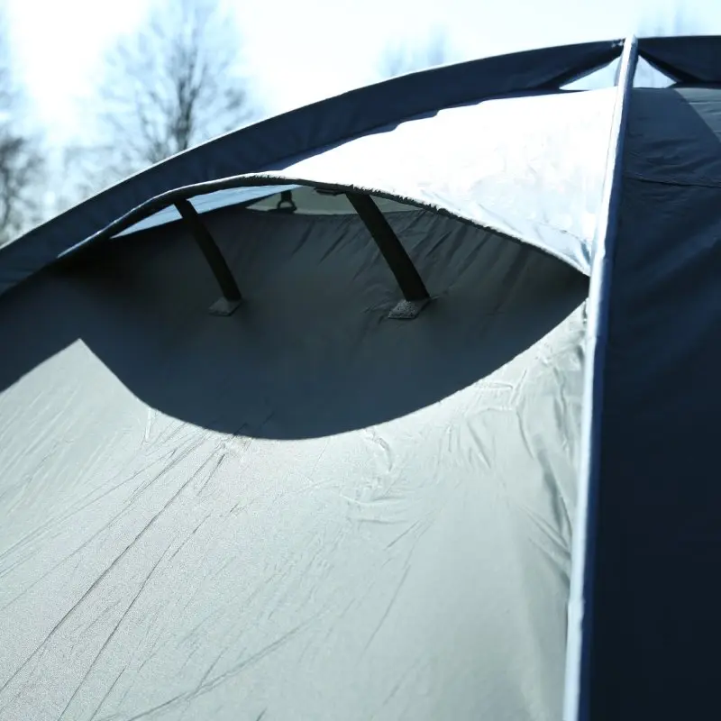 Détail du your GEAR Monza tente dôme 4 personnes, montrant la toile extérieure imperméable, les arceaux robustes et l’aération, idéale pour le camping avec protection UV50+ et résistance à 3000 mm de colonne d’eau.